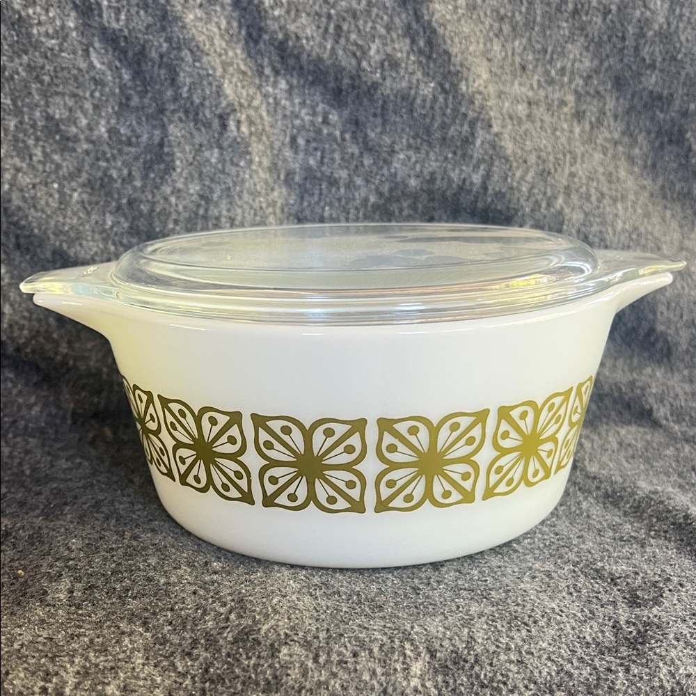 Pyrex Verde Green Butterfly 1 1/2qt with lid